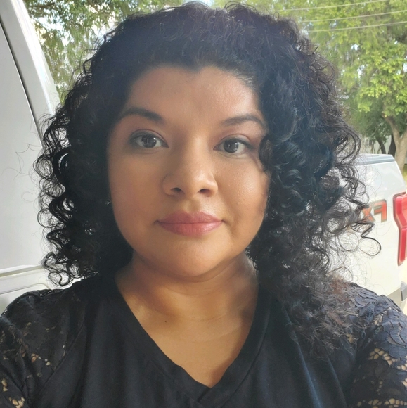 Meet your Posher, Ana - Picture 2 of 2